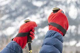 les mains d'une personne portant des gants rouge